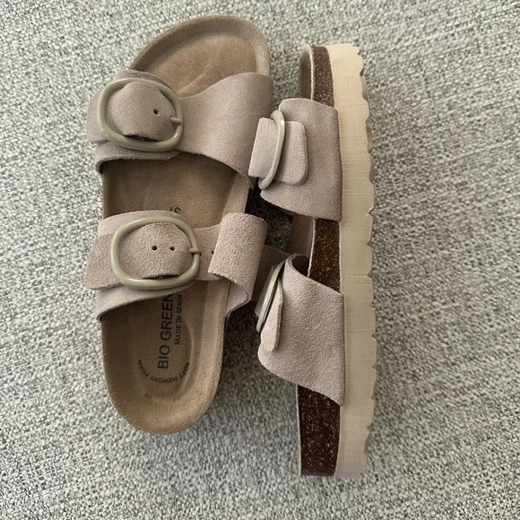 Footbed sandals in tan. Size 37 but fits like a size 6. - Picture 3 of 3